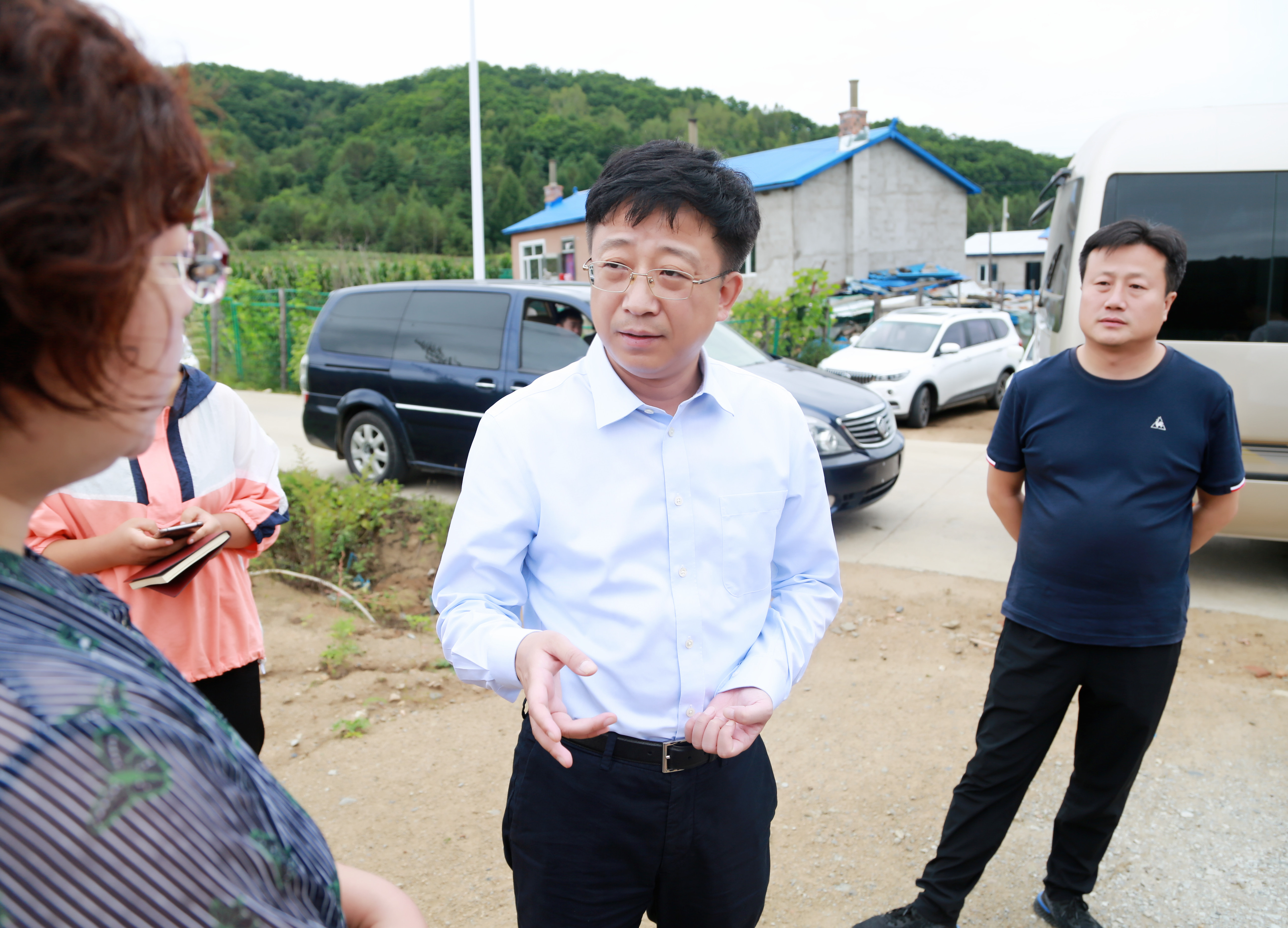 珲春市政府市长张吉锋在杨泡满族乡调研 本报记者 张凯棋 摄